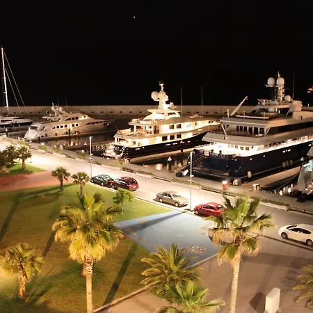 Botel Port Forum Boat - Glamping Experience