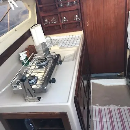 Botel Port Forum Boat - Glamping Experience *