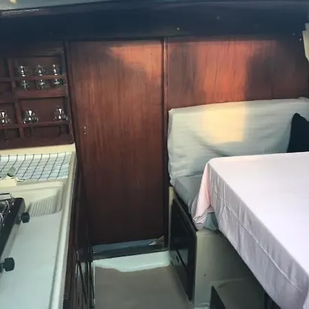 Port Forum Boat - Glamping Experience